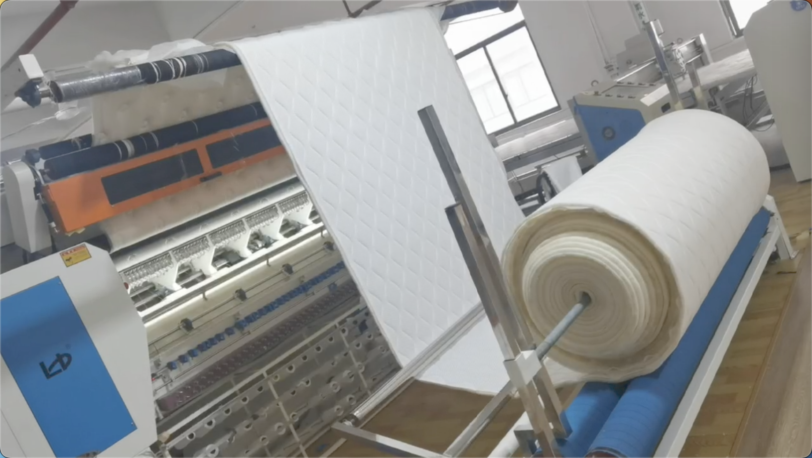 Máquina para acolchar y cortar